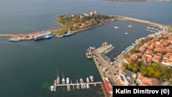 Снимка с дрон на Стария град на Созопол (вдясно) и остров Св. Св. Кирик и Юлита.