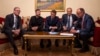 Улуу Британиянын премьер-министри Кир Стармер, Украинанын президенти Владимир Зеленский, Франциянын президенти Эммануэл Макрон, Польшанын премьер-министри Дональд Туск жана Германиянын канцлери Фридрих Мерц АКШ президенти Дональду Трампка чалып жатышат. Киев, 10-май.