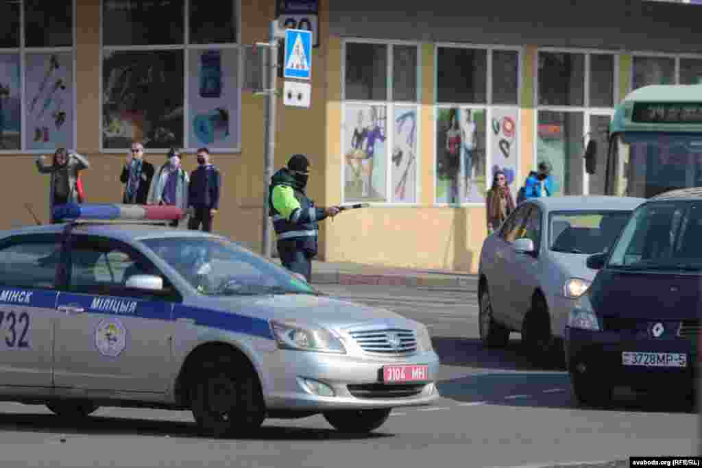 Сотрудник ГАИ на перекрестке улиц Сурганова и Якуба Коласа разворачивает машины в сторону Комаровского рынка