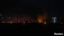 Dim iznad aerodroma u Erbilu nakon jednog od iranskih napada, 1. mart 2026.