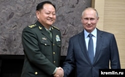 Kineski general Džang Jusija sastao se s ruskim predsednikom Vladimirom Putinom tokom posete Rusiji 2017.