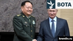 Gjenerali kinez, Zhang Youxia gjatë një takimi me presidentin rus, Vladimir Putin, në Rusi më 2017. 