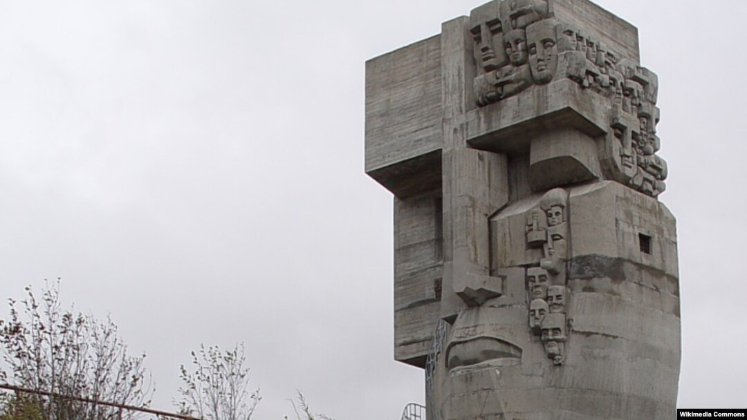 Магадан, мемориал «Маска скорби», 1996 г. Скульптор — Э. Неизвестный, архитектор — К. Казаев.