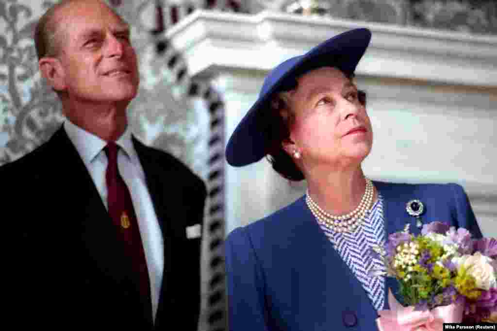 Erzsébet királynővel 1990-ben egy múzeum felújítását nézik meg. &nbsp;