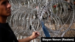 Migrant u blizini ograde na granici Mađarske i Srbije, u mjestu Horgoš, arhivska fotografija, 2015. 