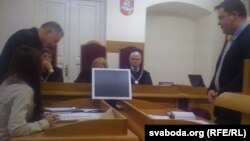 Кіраўнік Згуртаваньня беларускай моладзі Віленшчыны Валеры Савянкоў і прадстаўнік мінюсту Літвы Аляксандрас Івановас. Фота «Дому аб’яднанай Беларусі ў Літве». 