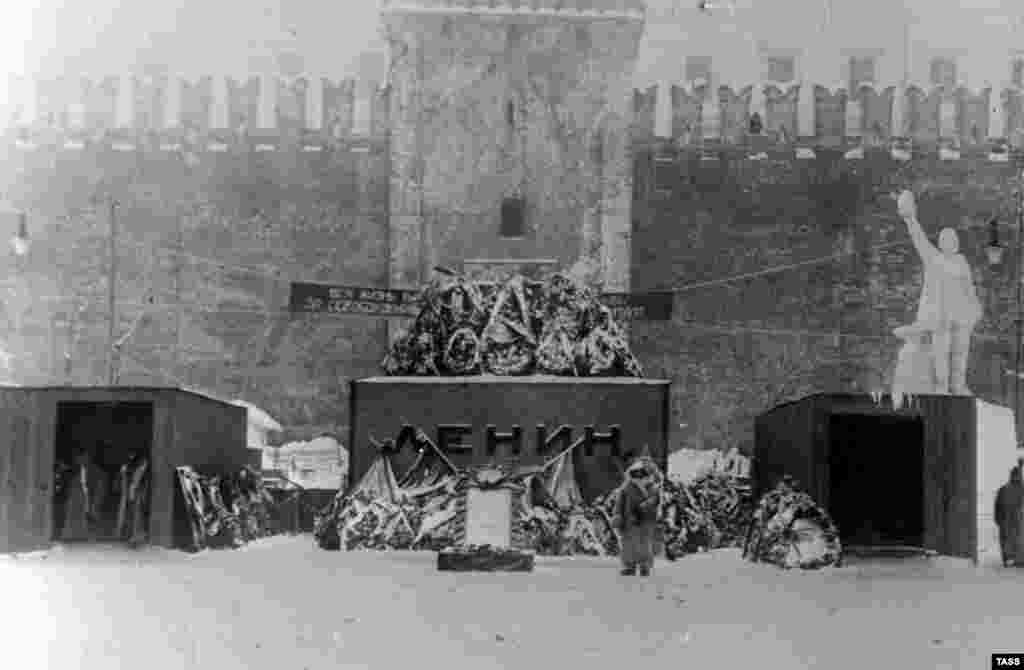 Lenin&#39;s remains were placed in this mausoleum at the Kremlin wall.