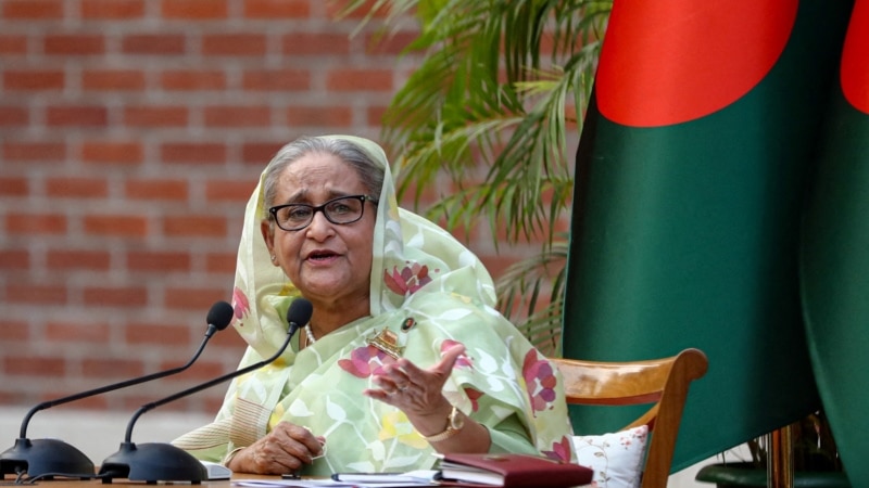 Бангладештеги төңкөрүш: Эл өкмөт үйүн басып алды, премьер качып кетти   