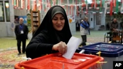 Një grua duke shfrytëzuar të drejtën e saj në zgjedhjet e 1 marsit në Iran.