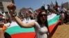 Жена скандира по време на протеста на "Възраждане" срещу еврото в центъра на София, 8 юни 2025 г.