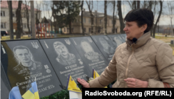 Людмила Кушнір поруч із пам'ятником своїм синам – Жені та Славі. Шаргород, березень 2026 року