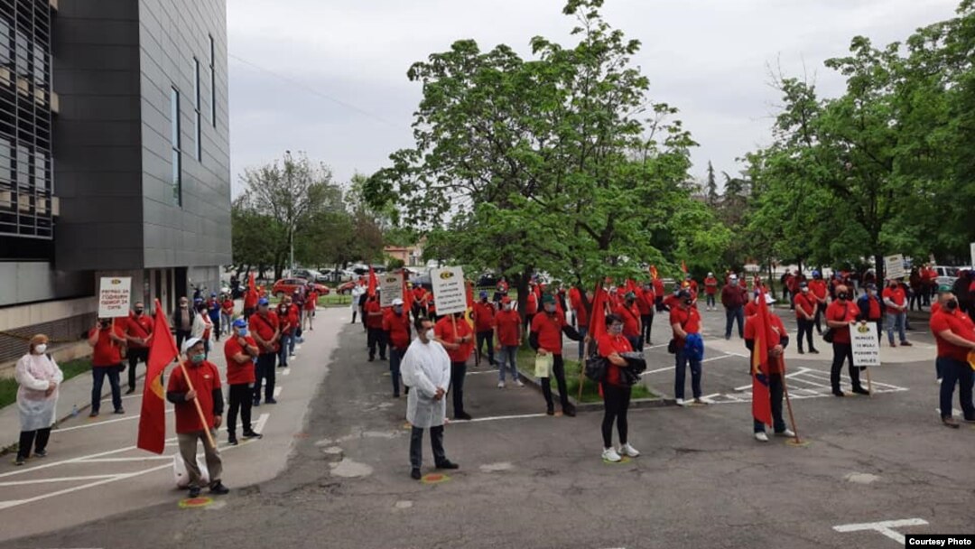 Членови на Сојузот на синдикати на Македонија се собраа денеска пред зградата на ССМ во центарот на Скопје облечени во црвени маички за да го одбележат 1 Мај.