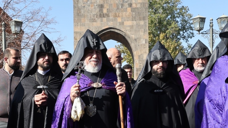 სომხეთში დააკავეს სამოციქულო ეკლესიის კათოლიკოსის ძმა და ძმისშვილი