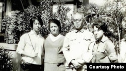 Слева направо – дочь Алла, жена Лиза, Ли Лисань, дочь Инна, 1966 год
