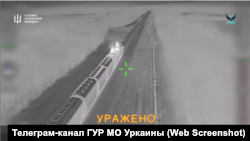Скриншот с видео ГУР МО Украины, на котором дрон атакует поезд в Крыму