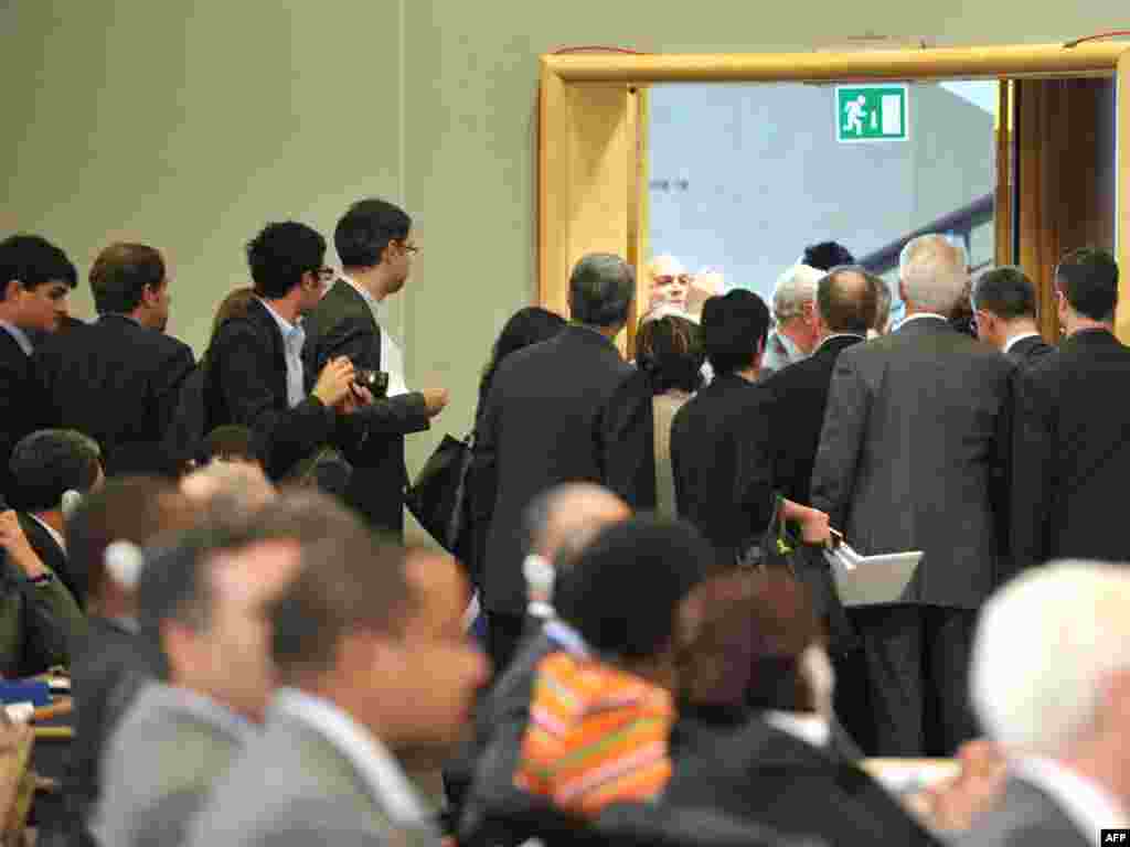 Švicarska - Bojkot iranskog predsjednika - U Ženevi su delegati mnogih zemalja napustili salu za vrijeme govora iranskog predsjednika Mahmouda Ahmadinejada na konferenciji o rasizmu. Iranski predsjednik je verbalno napao Izrael. 