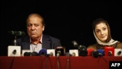 نواز شریف و دخترش مریم نواز در کنفرانس خبری روز چهارشنبه در لندن.