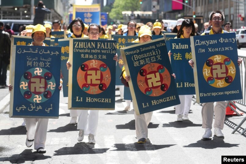Anëtarët e grupit fetar kinez, Falun Gong, ecin përpara Konsullatës së Republikës Popullore të Kinës në Nju Jork, maj 2019.