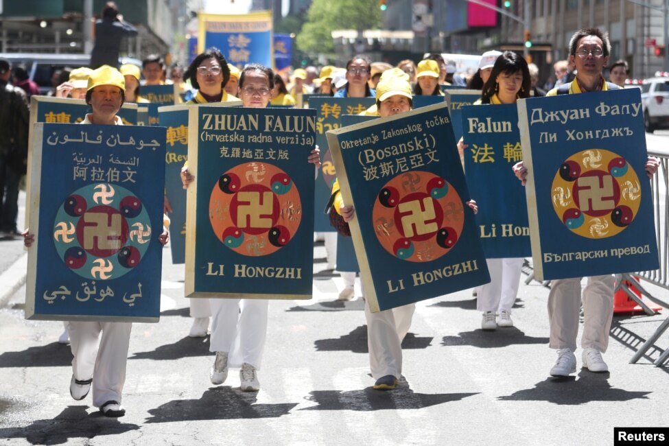 Anëtarët e grupit fetar kinez, Falun Gong, ecin përpara Konsullatës së Republikës Popullore të Kinës në Nju Jork, maj 2019.