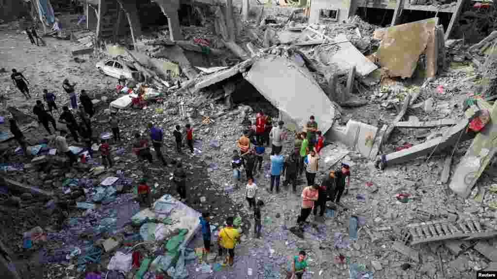 Egy izraeli légicsapás helyszíne a Dzsalabiában. Az izraeli miniszterelnök vasárnap ugyan bejelentette, hogy a három hónapos blokád után országa „minimális” humanitárius segélyt beenged az övezetbe, de az az ENSZ szerint még mindig nem jutott el a rászorulókhoz. Eközben az izraeli csapások tovább súlyosbítják a helyzetet