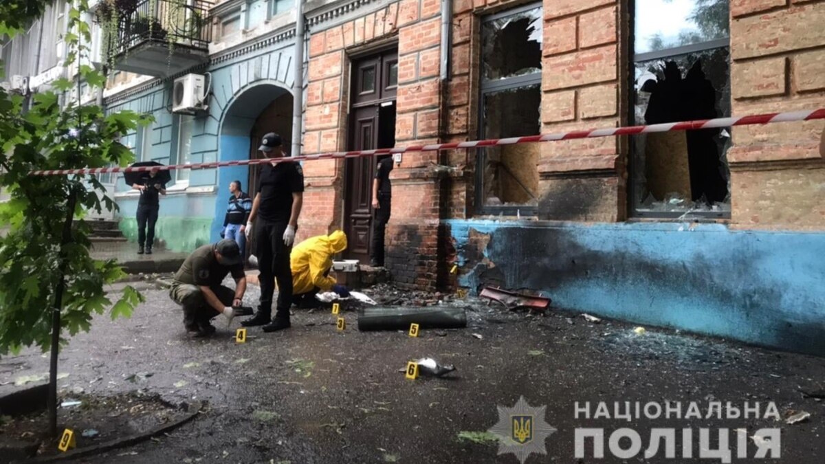 В Днепре произошел взрыв в здании на центральном проспекте, где работают офисы нескольких политсил
