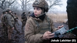 Kupo təlim meydançasında dron idarə edir.