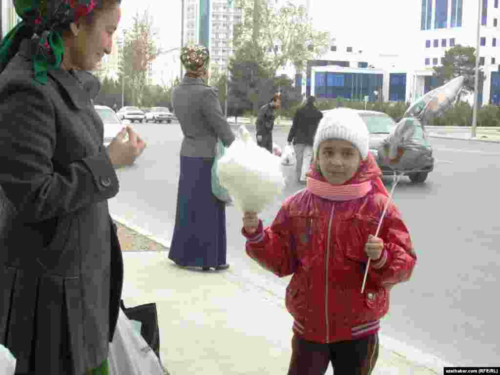 Gyzy bilen gezelenje çykan bir eje