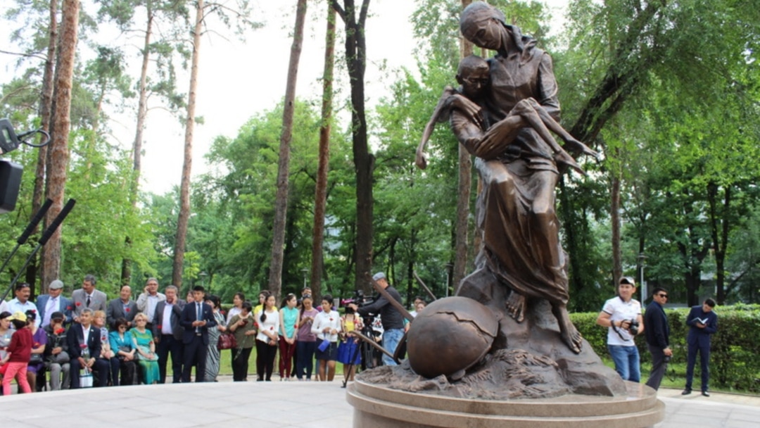 Құлдың емшегін ауыртқанша қысты. Құлдың емшегін ауыртқанша қысты.