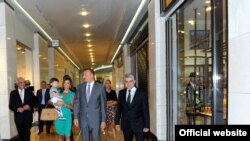 Ilham Aliyev și familia sa la cumpărături într-un mall din Baku
