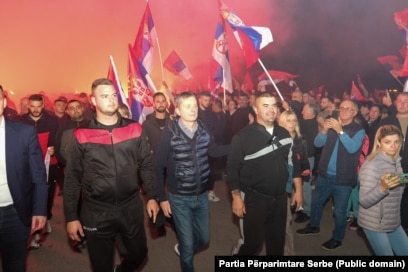 Serbë nga Kosova duke protestuar në mbështetje të pushtetit në qytetin Lig të Serbisë.