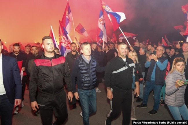 Serbë nga Kosova duke protestuar në mbështetje të pushtetit në qytetin Lig të Serbisë.