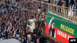 د عمران خان زرګونه پلویانو خپل لاریون پيل کړی 