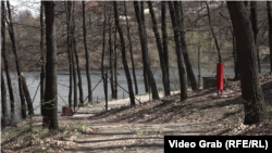 Ograda koja onemogućava prolaz ka šetalištu oko hotela "Jezero", april 2026.