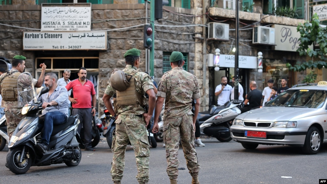 Soldații armatei libaneze păzesc un spital din Beirut după ce o serie de explozii au avut loc în mai multe locații folosite de Hezbollah în Liban pe 17 septembrie 2024.