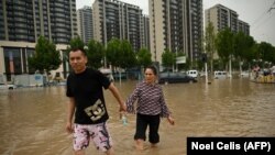 20 июлда Чжэнчжоу шаҳрида бошланган сув тошқинларига кучли жала ёққани сабаб бўлди.