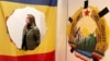Pad socijalizma i formiranje novih nacionalnih država ogledali su se i kroz preimenovanjima ulica i trgova. Dok su se u gradovima Istre, Slovenije, Crne Gore i Makedonije zadržali nazivi po Josipu Brozu Titu, u drugim dijelovima bivše Jugoslavije njegovo ime brzo je uklonjeno sa mapa. <br><br>U Beogradu je Titova ulica prvo preimenovana u Ulicu srpskih vladara, a zatim u Ulicu kralja Milana. Istovremeno nakon 1990. godine, zabilježeno je masovno uklanjanje i uništavanje spomenika. <br><br>Na izložbi je istaknut prepolovljeni spomenik Josipu Brozu Titu, vođi partizanskog pokreta i doživotnom predsjedniku Jugoslavije.