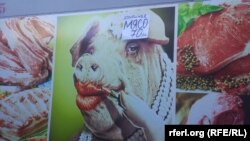 Tiraspol. Piața agroalimentară, ofertă de carne de porc în ruble transnistrene, 18 martie 2020 (arhivă)