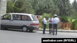 turkmenistan -- turkmen police penalizing driver