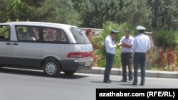 "Türkmenabatda ýol gözegçilik gullugynyň işgärleriniň ählisi köçelere baýramçylyk ak köýneklerinde çykdylar".