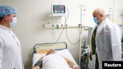 Ռուսաստան - Կեմերովոյի նահանգապետ Սերգեյ Ցիվիլյովը հիվանդանոցում այցելում է վնասվածքներ ստացած փրկարարին, Լենինսկ-Կուզնեցկի, 25-ը նոյեմբերի, 2021թ․