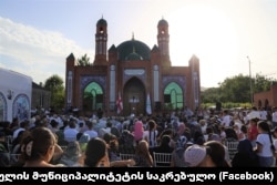 იმამ რეზას მედრესე იმამ რეზას მეჩეთის წიაღში ფუნქციონირებს. ეს ახალი მეჩეთი მარნეულის სოფელ ახლოლალოში 2024 წლის ზაფხულში საზეიმოდ გაიხსნა - გახსნის ცერემონიალს ესწრებოდნენ ხელისუფლების წარმომადგენლები, რელიგიური ლიდერები, რელიგიის სააგენტოს ხელმძღვანელობა.