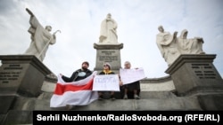 Марш жінок у Києві. Кілька десятків людей підтримали акції у Білорусі – фоторепортаж