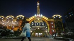 Женщина идет по улице Алматы. 9 декабря 2020 года.