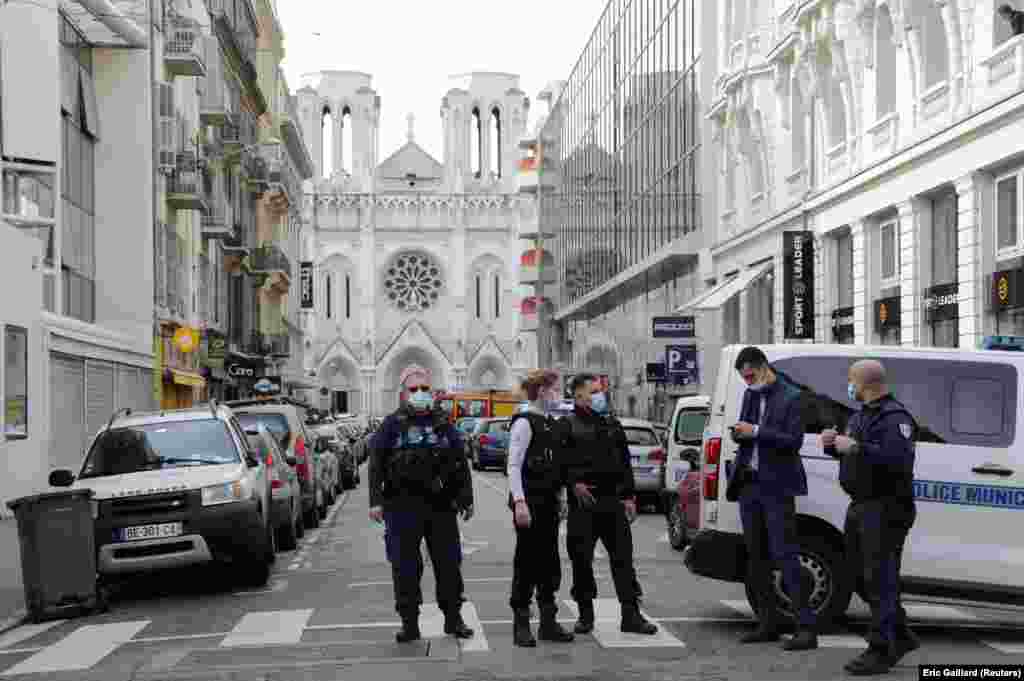 Policija je također potvrdila da je nekoliko osoba ranjeno.