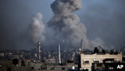 Orașul Khan Younis din sudul Fâșiei Gaza este puternic atacat aerian și terestru de forțele israeliene.