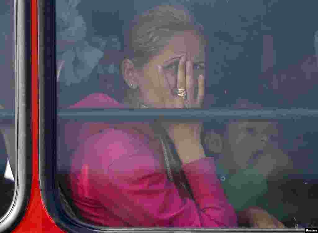 Macarıstan sərhəddində avtobusda gözləyən suriyalı miqrant qadın.&nbsp;​REUTERS/Laszlo Balogh