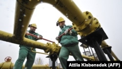 Унгарски работници проверяват налягането по газопровод във Вечеш, Унгария. Снимката е илюстративна.