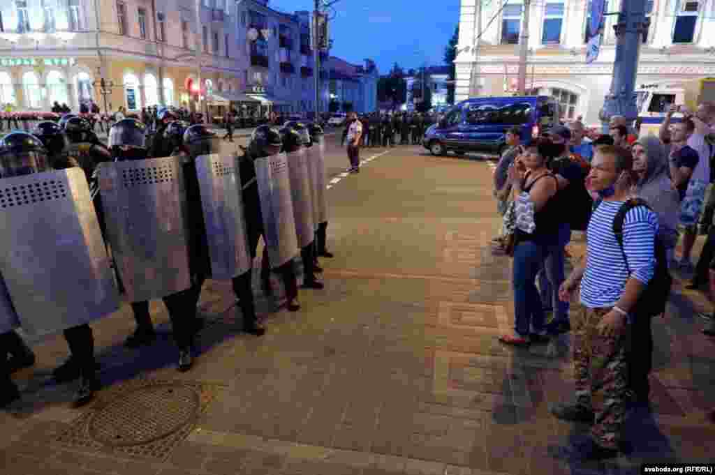 Protestatari și trupele speciale în Homel.