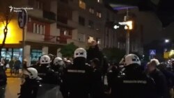 Протест и контра-протест пред муралот на Ратко Младиќ во Белград