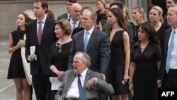 George H.W. Bush, oğlu, keçmiş prezident George W. Bush ilə 